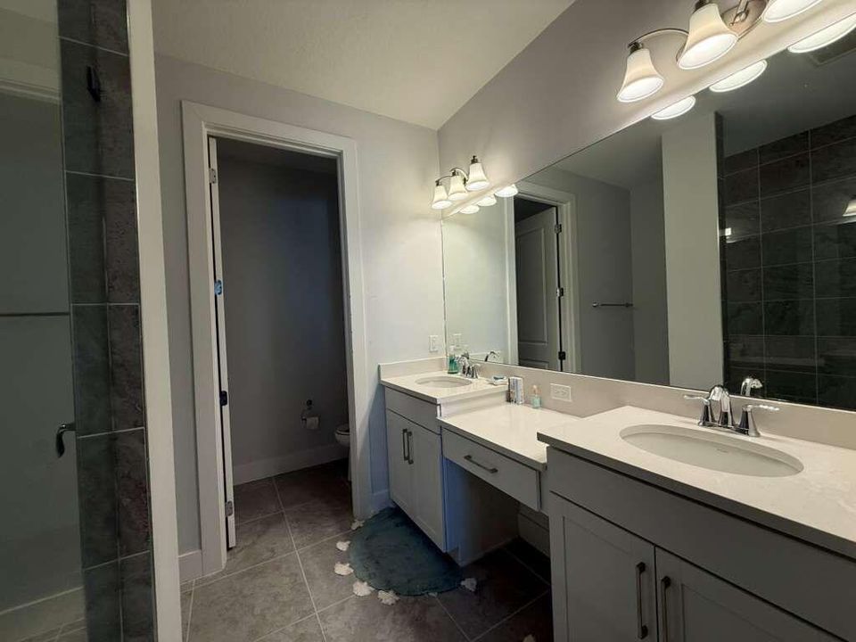 Activo con contrato: $5,250 (3 camas, 3 baños, 2252 Pies cuadrados)