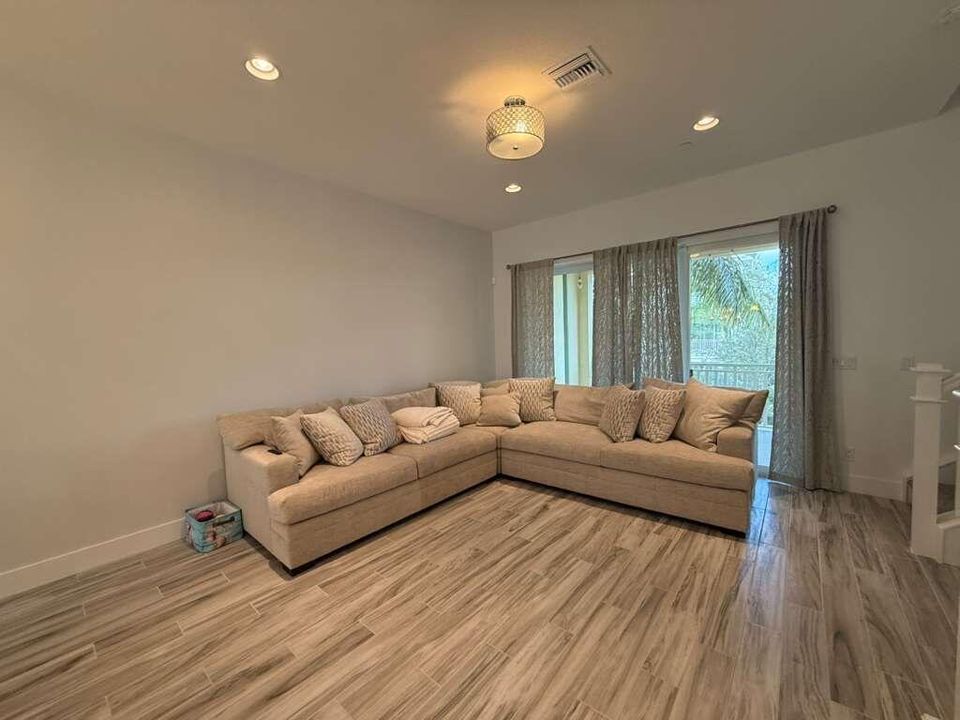 Activo con contrato: $5,250 (3 camas, 3 baños, 2252 Pies cuadrados)