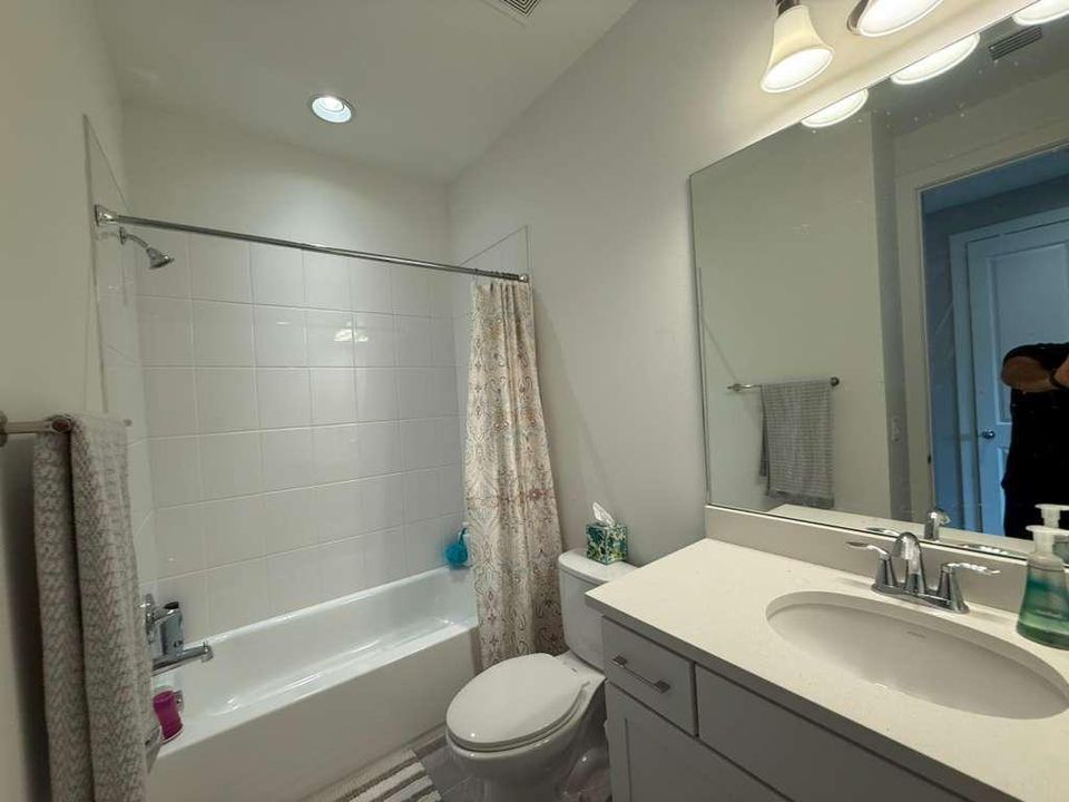 Activo con contrato: $5,250 (3 camas, 3 baños, 2252 Pies cuadrados)