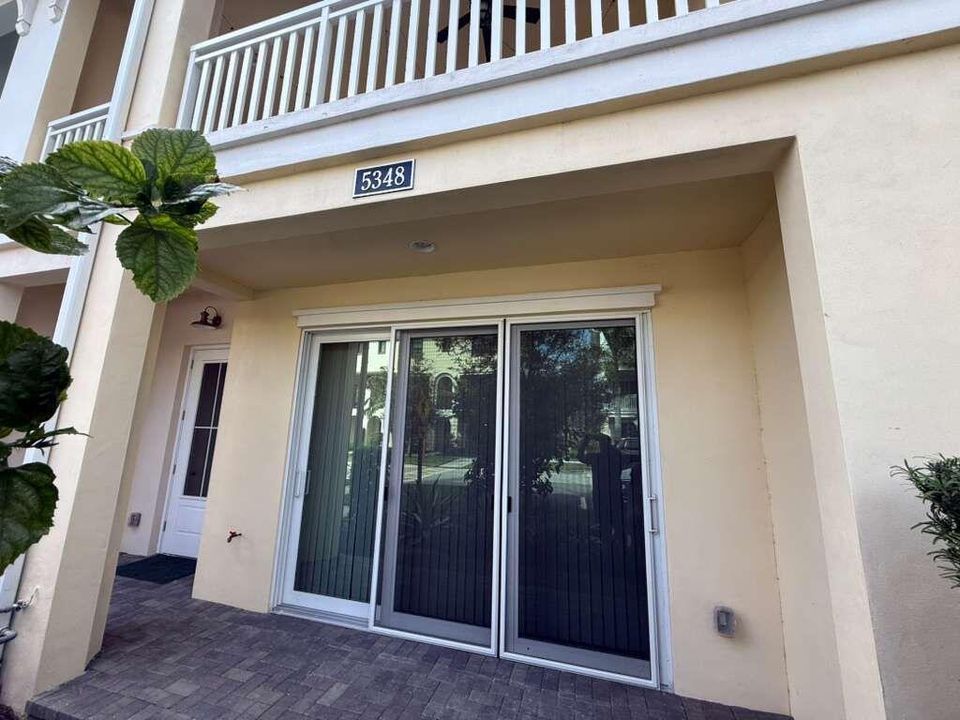 Activo con contrato: $5,250 (3 camas, 3 baños, 2252 Pies cuadrados)