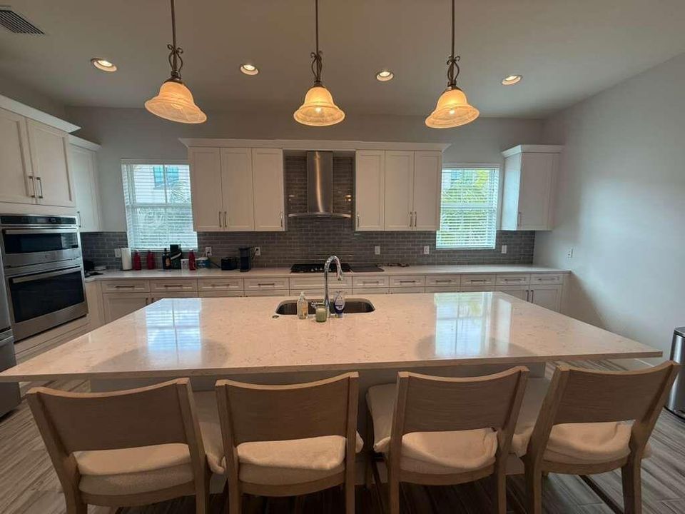 Activo con contrato: $5,250 (3 camas, 3 baños, 2252 Pies cuadrados)