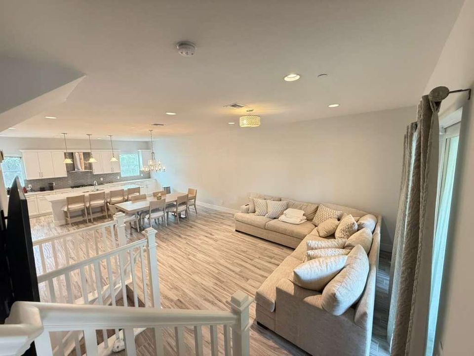 Activo con contrato: $5,250 (3 camas, 3 baños, 2252 Pies cuadrados)