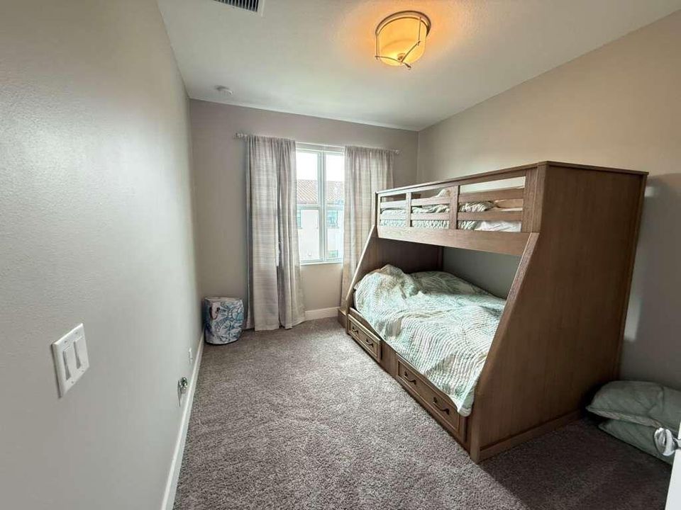 Activo con contrato: $5,250 (3 camas, 3 baños, 2252 Pies cuadrados)