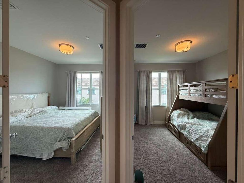 Activo con contrato: $5,250 (3 camas, 3 baños, 2252 Pies cuadrados)