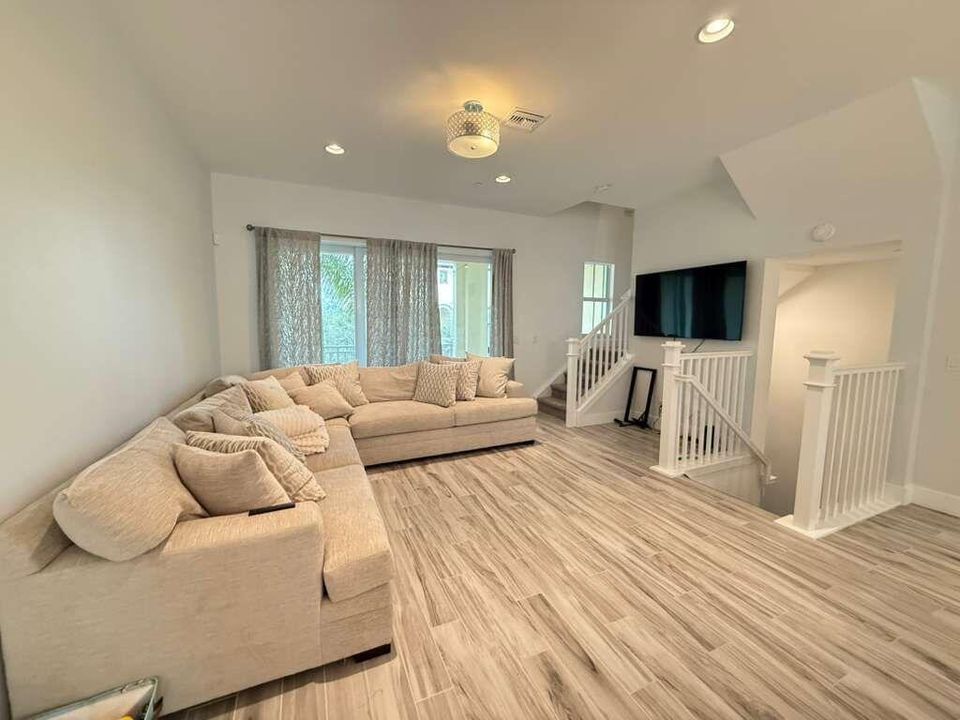 Activo con contrato: $5,250 (3 camas, 3 baños, 2252 Pies cuadrados)