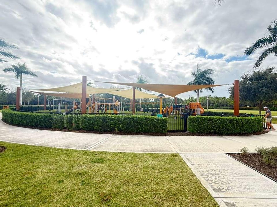 Activo con contrato: $5,250 (3 camas, 3 baños, 2252 Pies cuadrados)