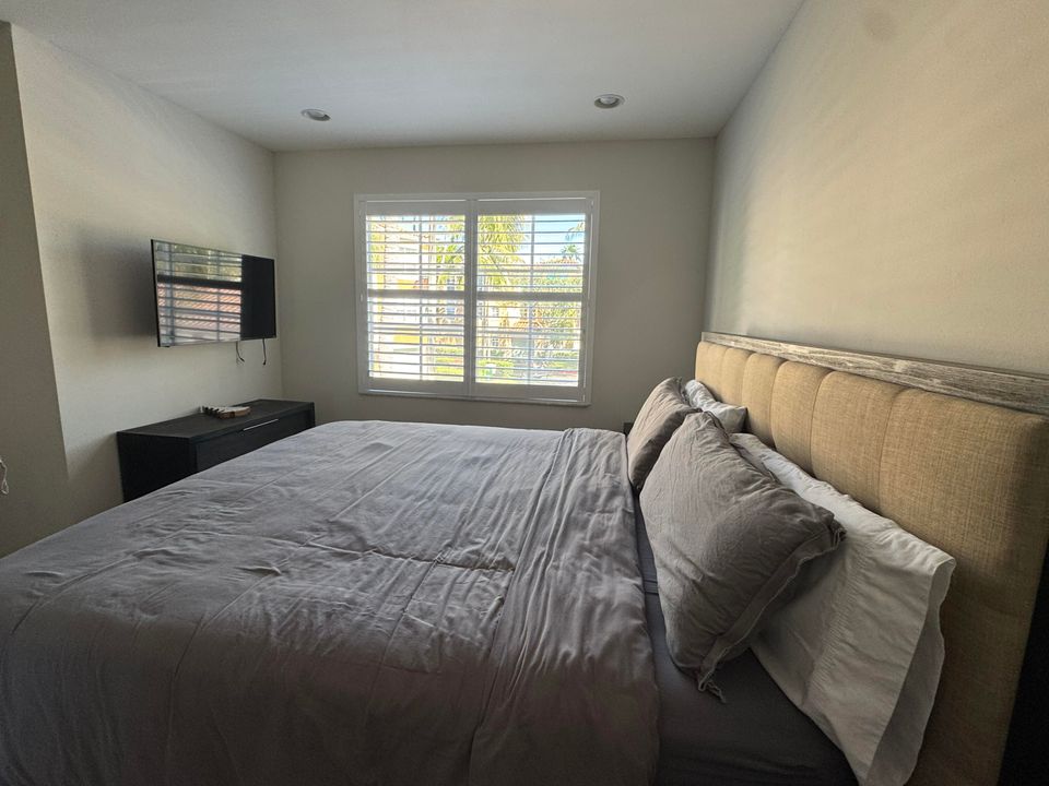 Active With Contract: $6,500 (2 beds, 2 baths, 1401 Square Feet)