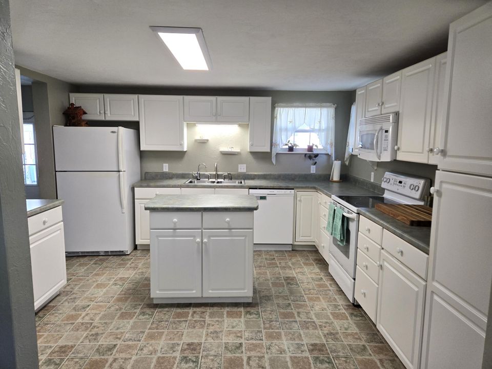 На продажу: $265,000 (3 спален, 2 ванн, 2128 Квадратных фут)