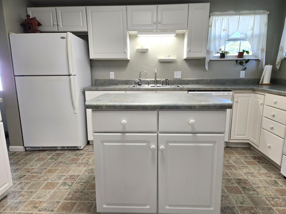 На продажу: $265,000 (3 спален, 2 ванн, 2128 Квадратных фут)