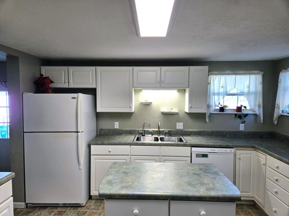 На продажу: $265,000 (3 спален, 2 ванн, 2128 Квадратных фут)