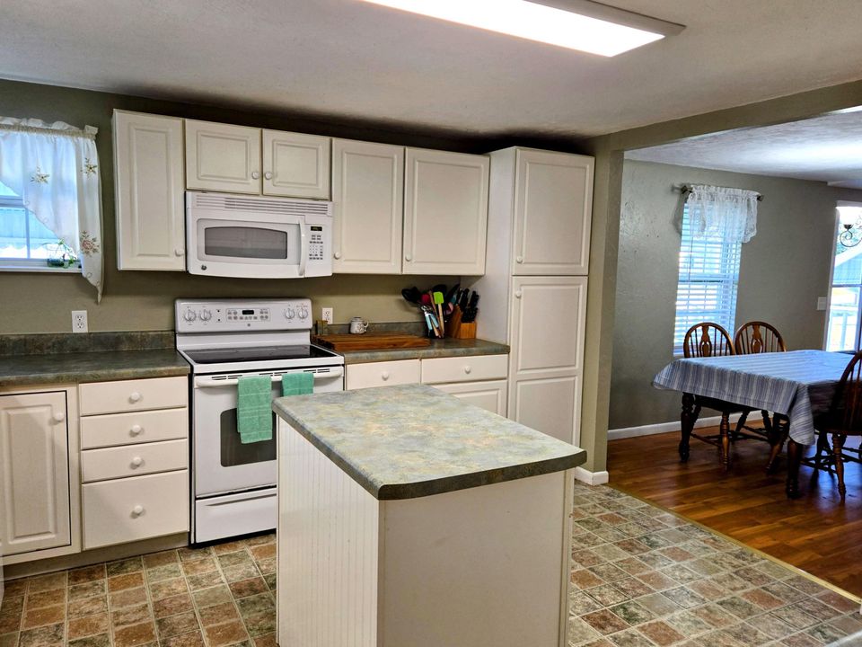 На продажу: $265,000 (3 спален, 2 ванн, 2128 Квадратных фут)