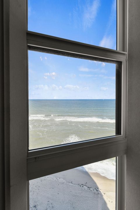 Под контрактом: $1,150,000 (2 спален, 2 ванн, 1435 Квадратных фут)