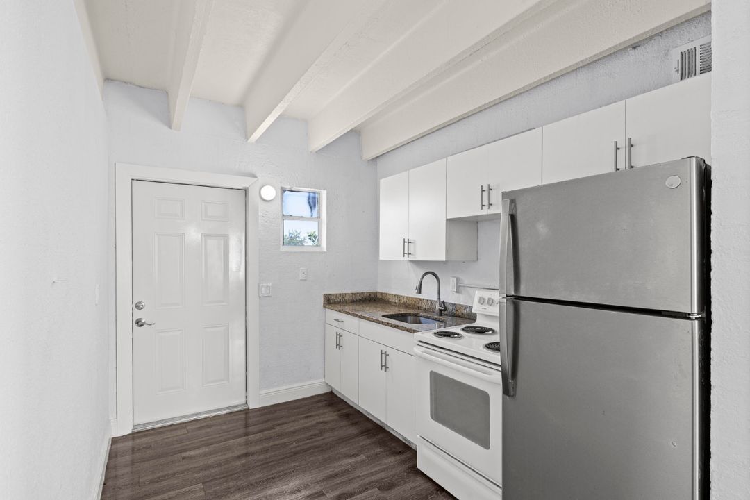 出租: $1,700 (2 贝兹, 1 浴室, 2400 平方英尺)