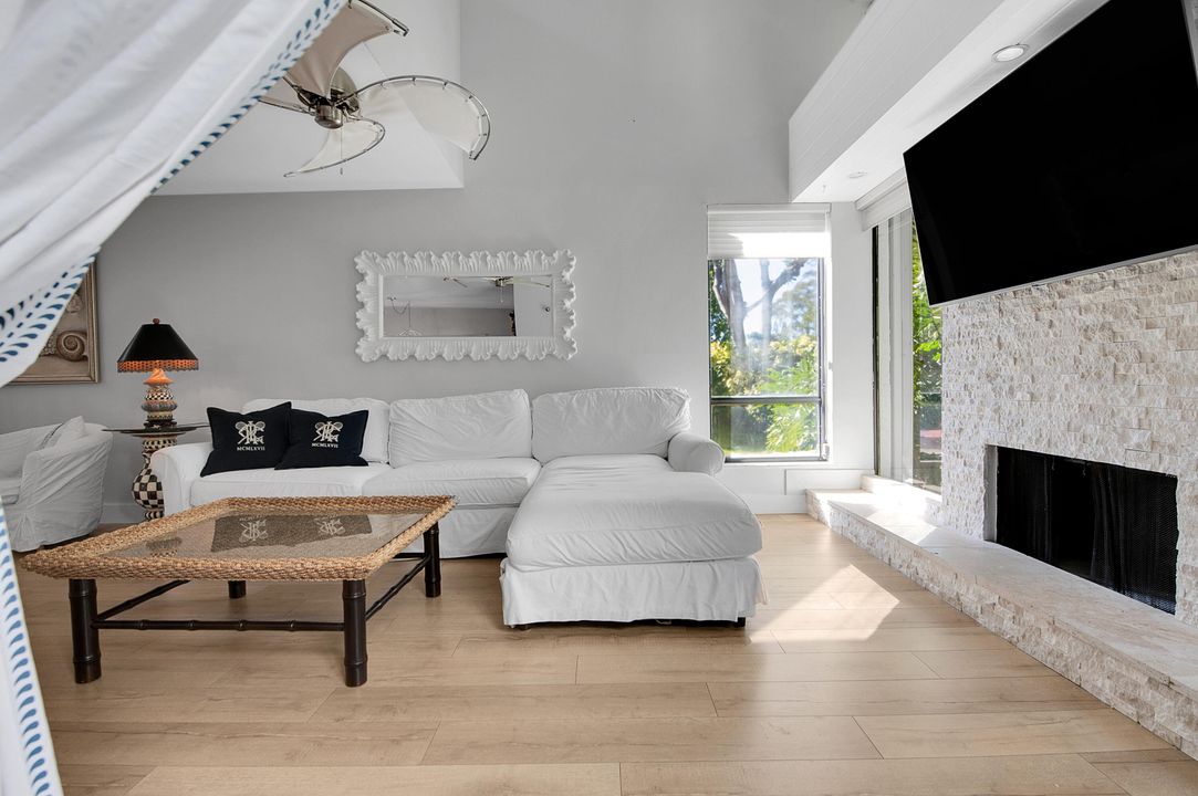 合同活跃: $599,590 (3 贝兹, 2 浴室, 2260 平方英尺)