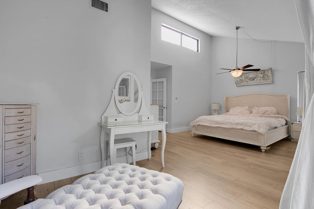 合同活跃: $599,590 (3 贝兹, 2 浴室, 2260 平方英尺)