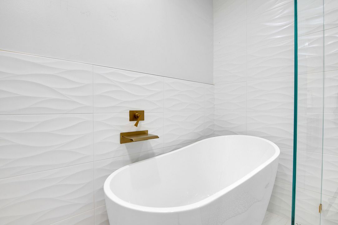 合同活跃: $599,590 (3 贝兹, 2 浴室, 2260 平方英尺)