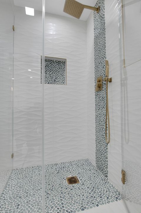 合同活跃: $599,590 (3 贝兹, 2 浴室, 2260 平方英尺)