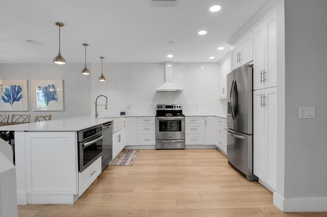 合同活跃: $599,590 (3 贝兹, 2 浴室, 2260 平方英尺)