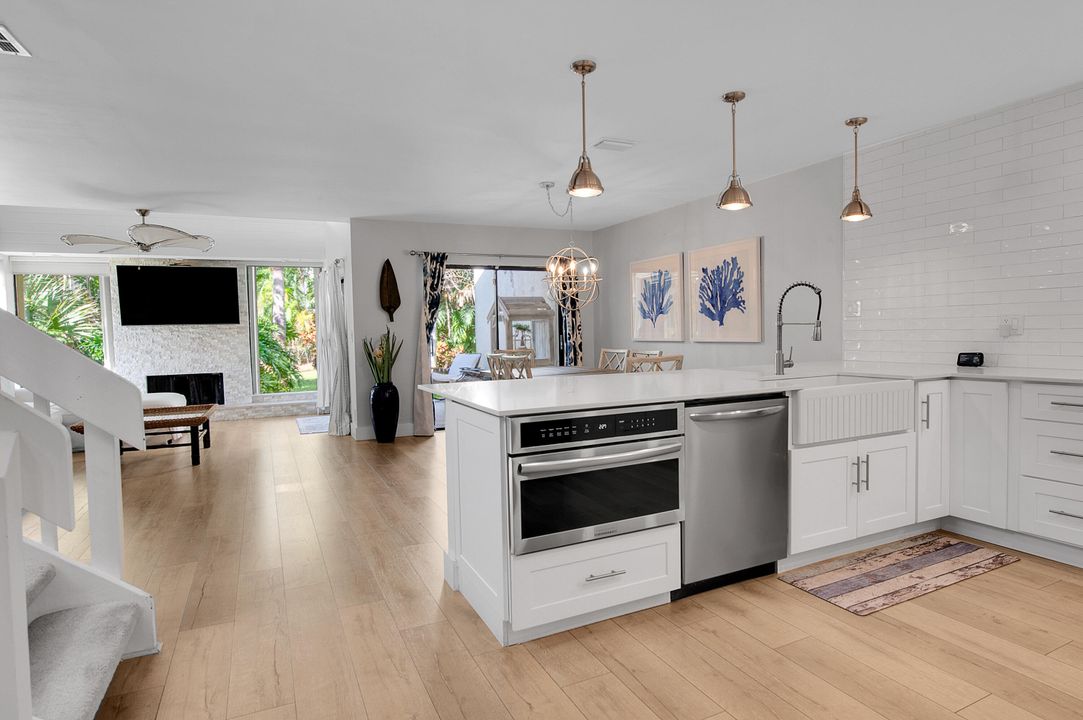 合同活跃: $599,590 (3 贝兹, 2 浴室, 2260 平方英尺)