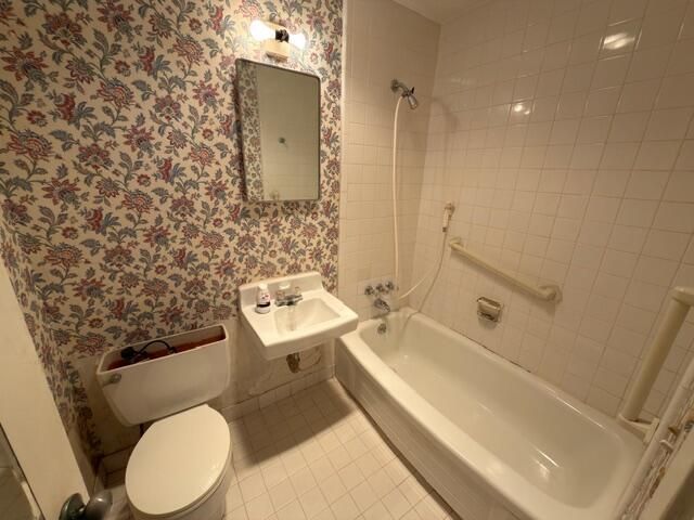 Active With Contract: $119,900 (1 beds, 1 baths, 608 Square Feet)