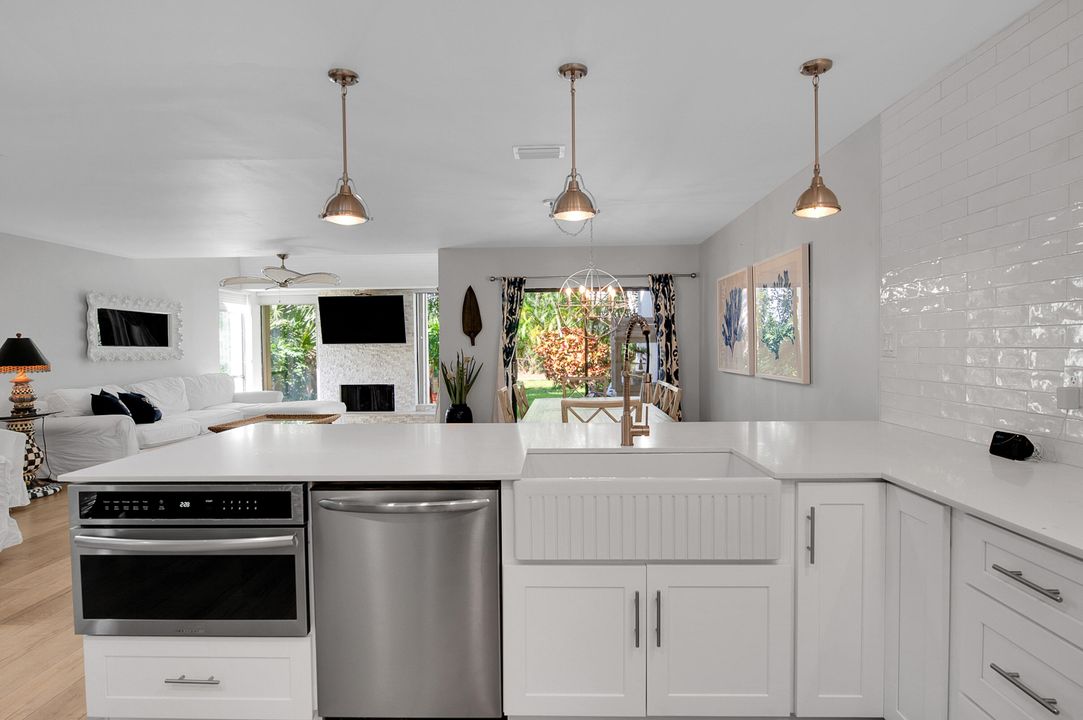 合同活跃: $599,590 (3 贝兹, 2 浴室, 2260 平方英尺)