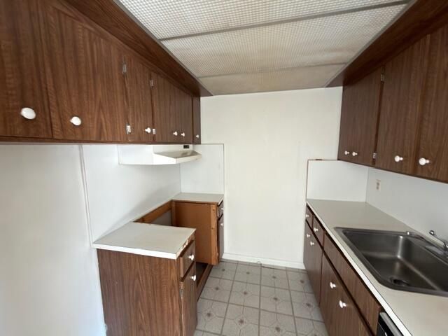 Active With Contract: $119,900 (1 beds, 1 baths, 608 Square Feet)