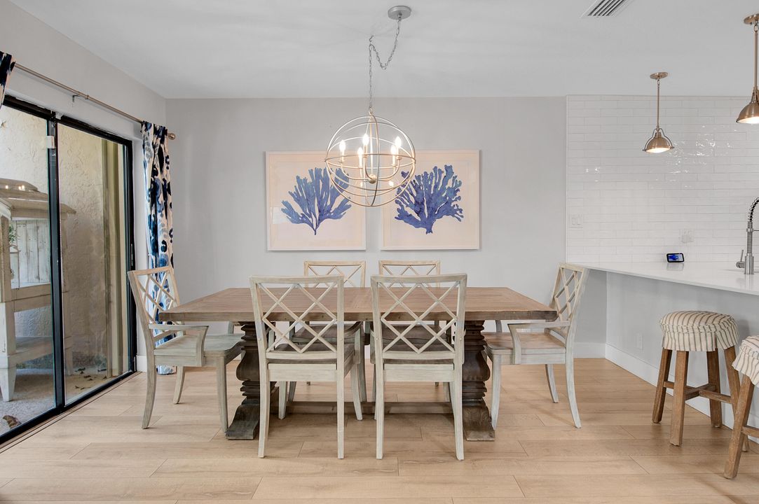 合同活跃: $599,590 (3 贝兹, 2 浴室, 2260 平方英尺)