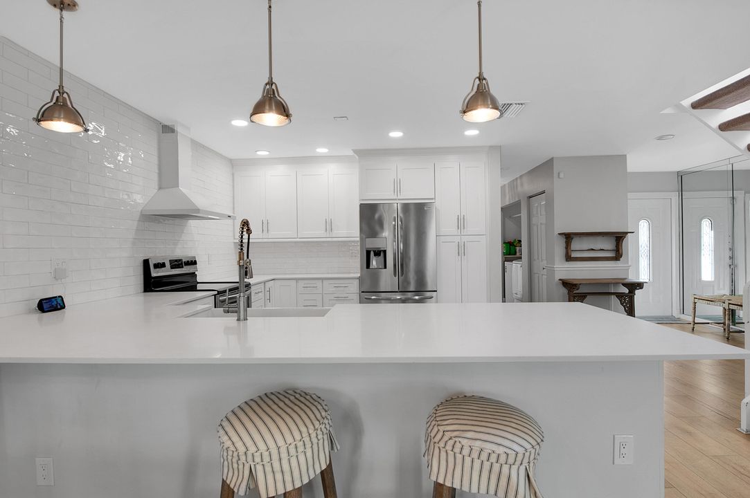 合同活跃: $599,590 (3 贝兹, 2 浴室, 2260 平方英尺)