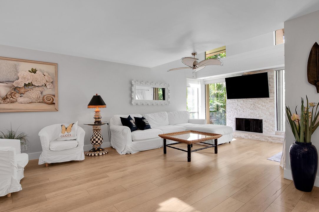 合同活跃: $599,590 (3 贝兹, 2 浴室, 2260 平方英尺)