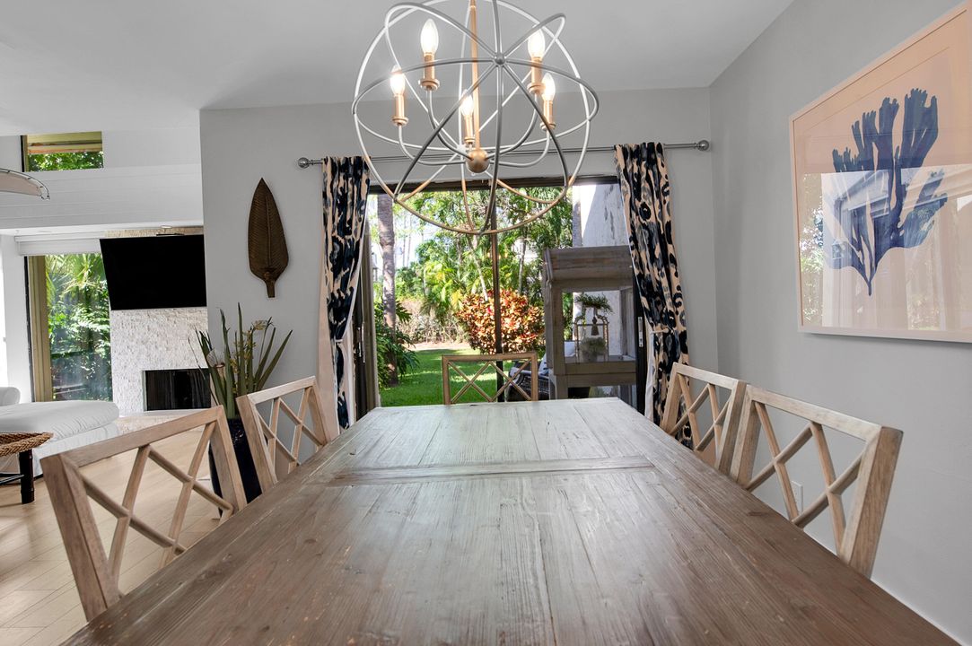 合同活跃: $599,590 (3 贝兹, 2 浴室, 2260 平方英尺)