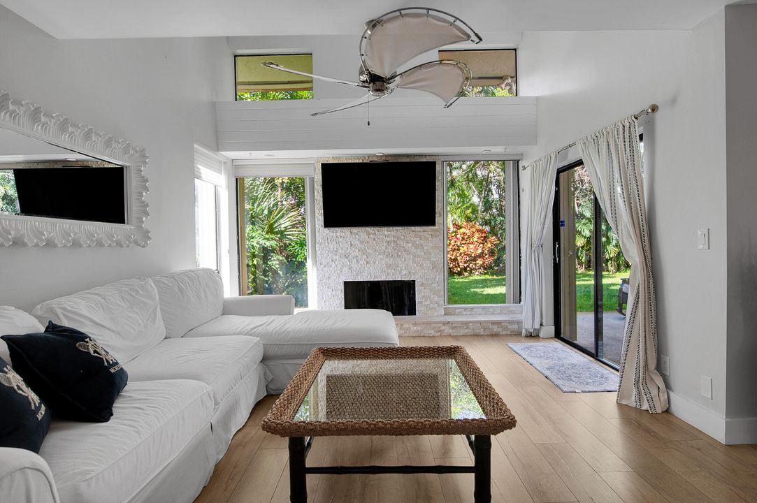 合同活跃: $599,590 (3 贝兹, 2 浴室, 2260 平方英尺)