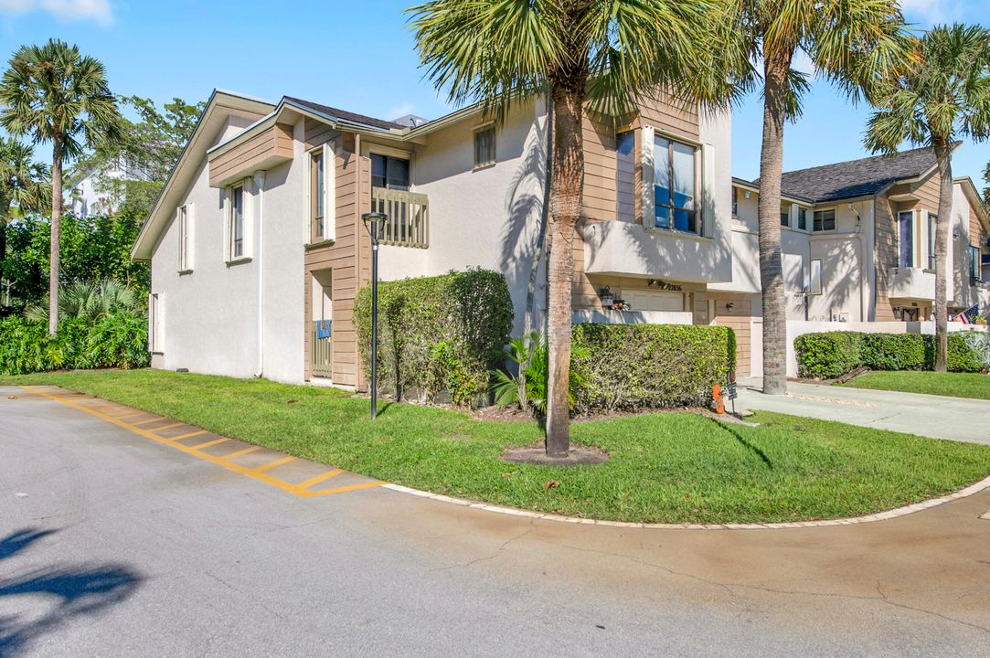 合同活跃: $599,590 (3 贝兹, 2 浴室, 2260 平方英尺)