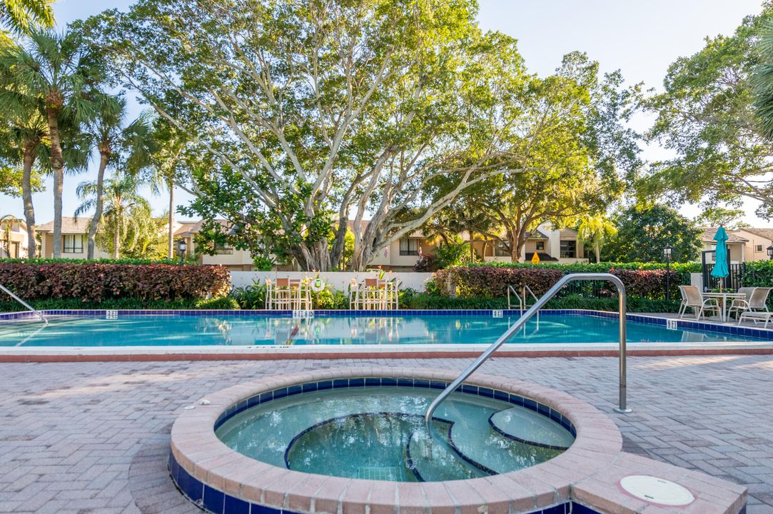 合同活跃: $599,590 (3 贝兹, 2 浴室, 2260 平方英尺)