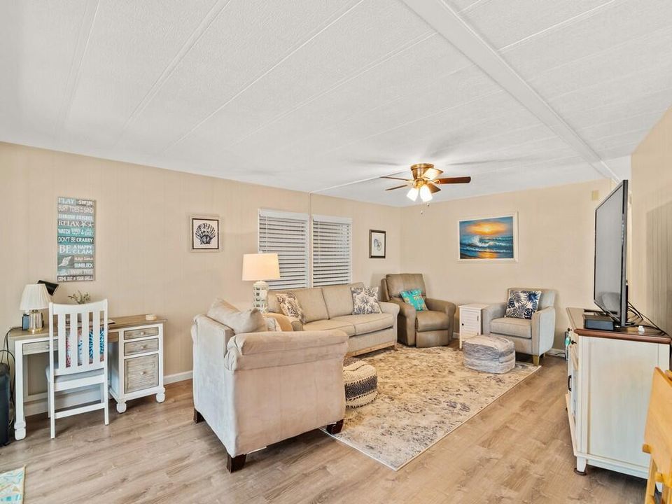 For Sale: $199,000 (2 beds, 2 baths, 1152 Square Feet)