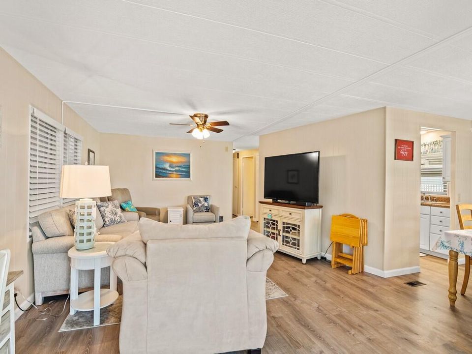 For Sale: $199,000 (2 beds, 2 baths, 1152 Square Feet)