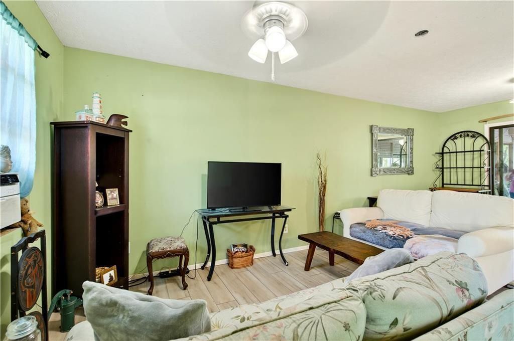 合同活跃: $199,000 (2 贝兹, 2 浴室, 984 平方英尺)