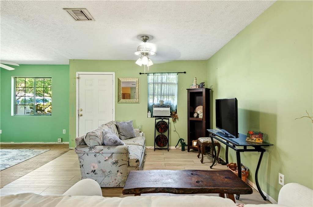 合同活跃: $199,000 (2 贝兹, 2 浴室, 984 平方英尺)