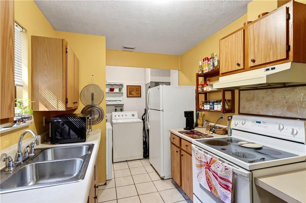 合同活跃: $199,000 (2 贝兹, 2 浴室, 984 平方英尺)