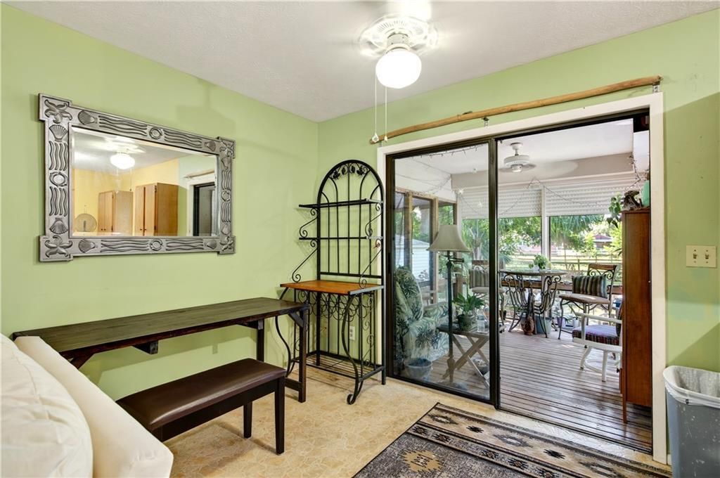 合同活跃: $199,000 (2 贝兹, 2 浴室, 984 平方英尺)