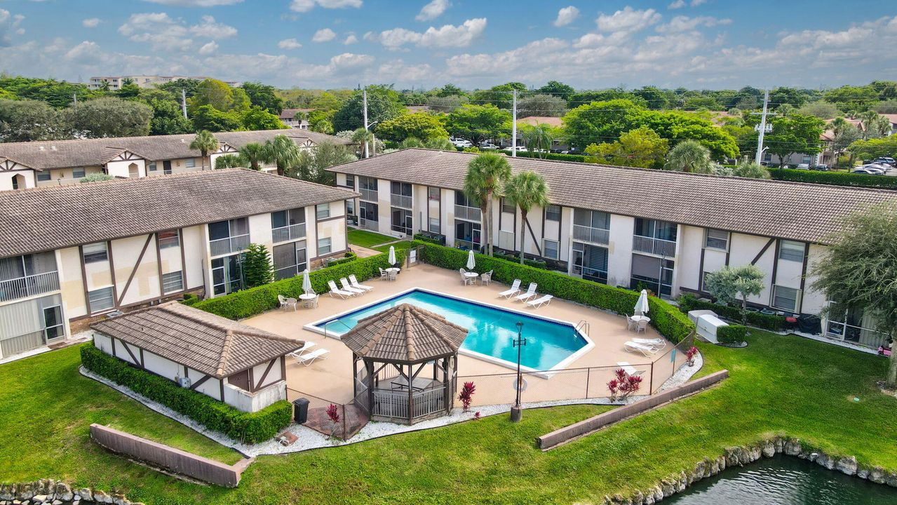 На продажу: $229,000 (2 спален, 2 ванн, 790 Квадратных фут)