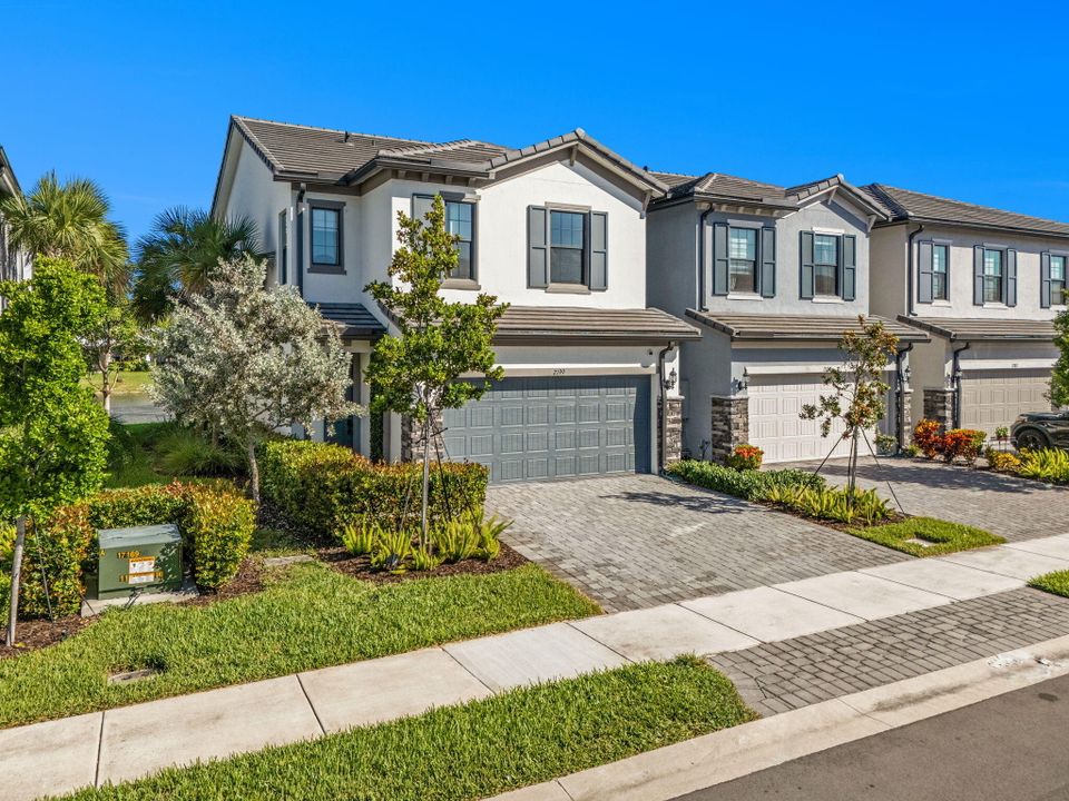 Active With Contract: $659,000 (3 beds, 2 baths, 1774 Square Feet)