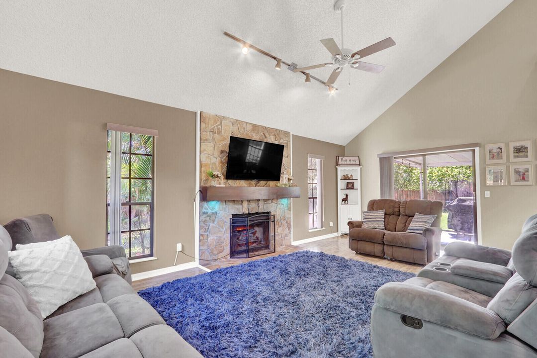 合同活跃: $315,000 (3 贝兹, 2 浴室, 1284 平方英尺)