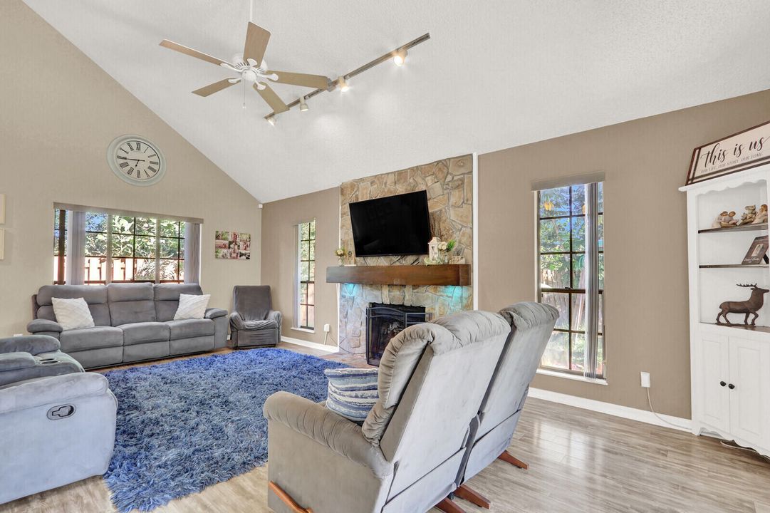 合同活跃: $315,000 (3 贝兹, 2 浴室, 1284 平方英尺)