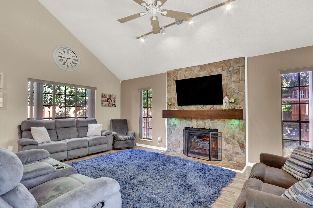 合同活跃: $315,000 (3 贝兹, 2 浴室, 1284 平方英尺)