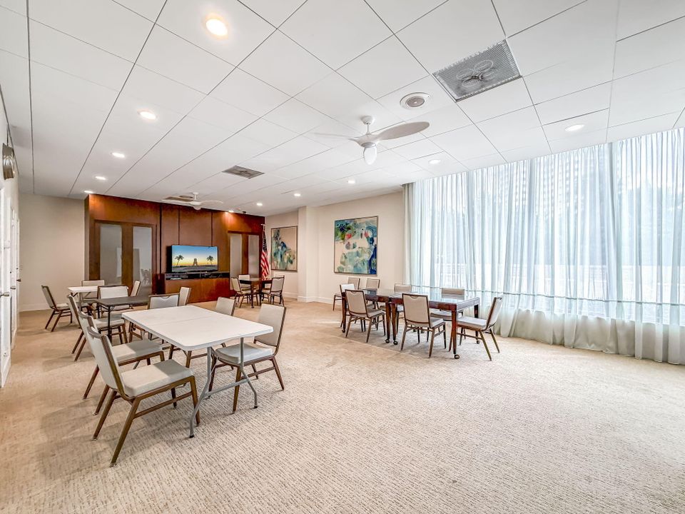 For Sale: $699,000 (2 beds, 2 baths, 1270 Square Feet)