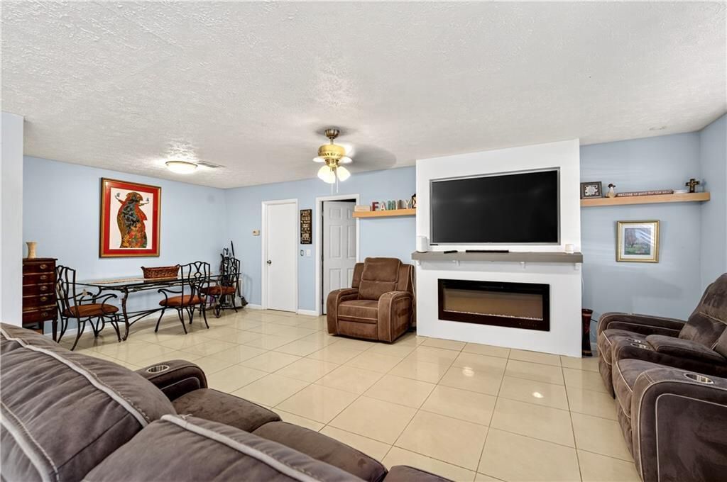 For Sale: $325,000 (3 beds, 2 baths, 1550 Square Feet)