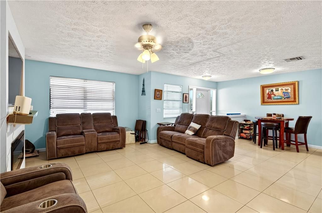 For Sale: $325,000 (3 beds, 2 baths, 1550 Square Feet)