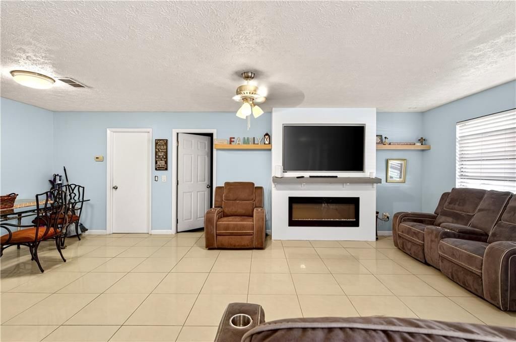 For Sale: $325,000 (3 beds, 2 baths, 1550 Square Feet)