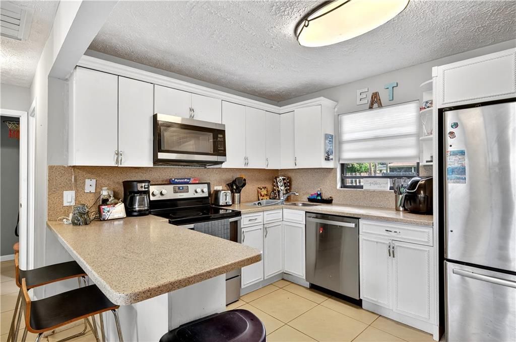 For Sale: $325,000 (3 beds, 2 baths, 1550 Square Feet)