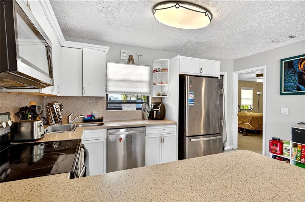 For Sale: $325,000 (3 beds, 2 baths, 1550 Square Feet)